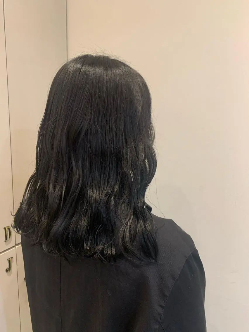 ミディアム om's poka 伊藤百花のヘアスタイル