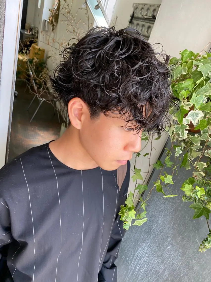 ミディアム パーマ メンズ メンズバレイヤージュ メンズブリーチ メンズハイライト メンズインナーカラー ハイライト qiie/ワンカラー インナーカラーのヘアスタイル