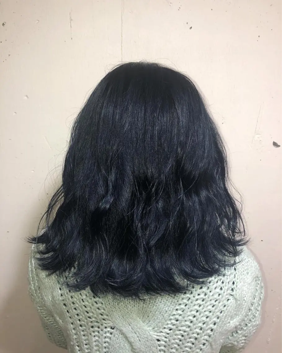 ミディアム カラー 黒髪 ブリーチ ブルーカラー ブルーブラック パーマ美容師 hanaのヘアスタイル