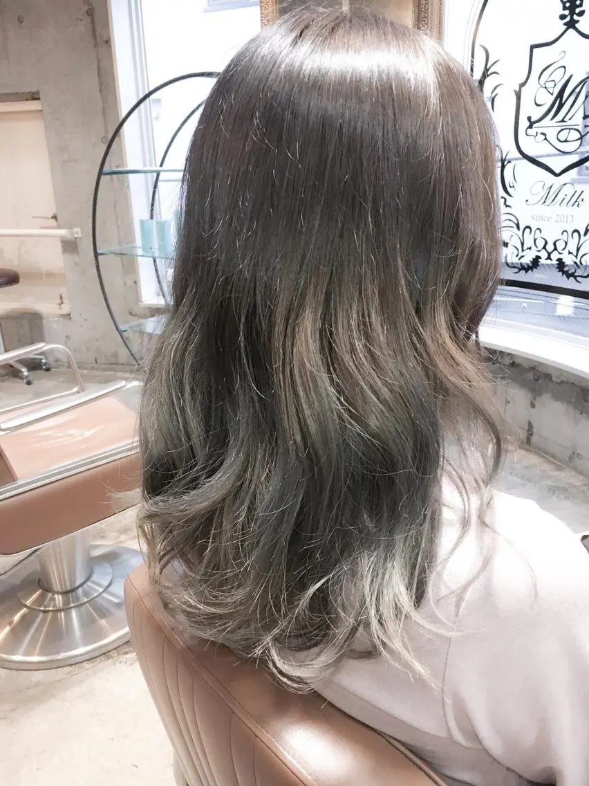 ロング カラー グラデーションカラー グレージュ 北條 優輝のヘアスタイル