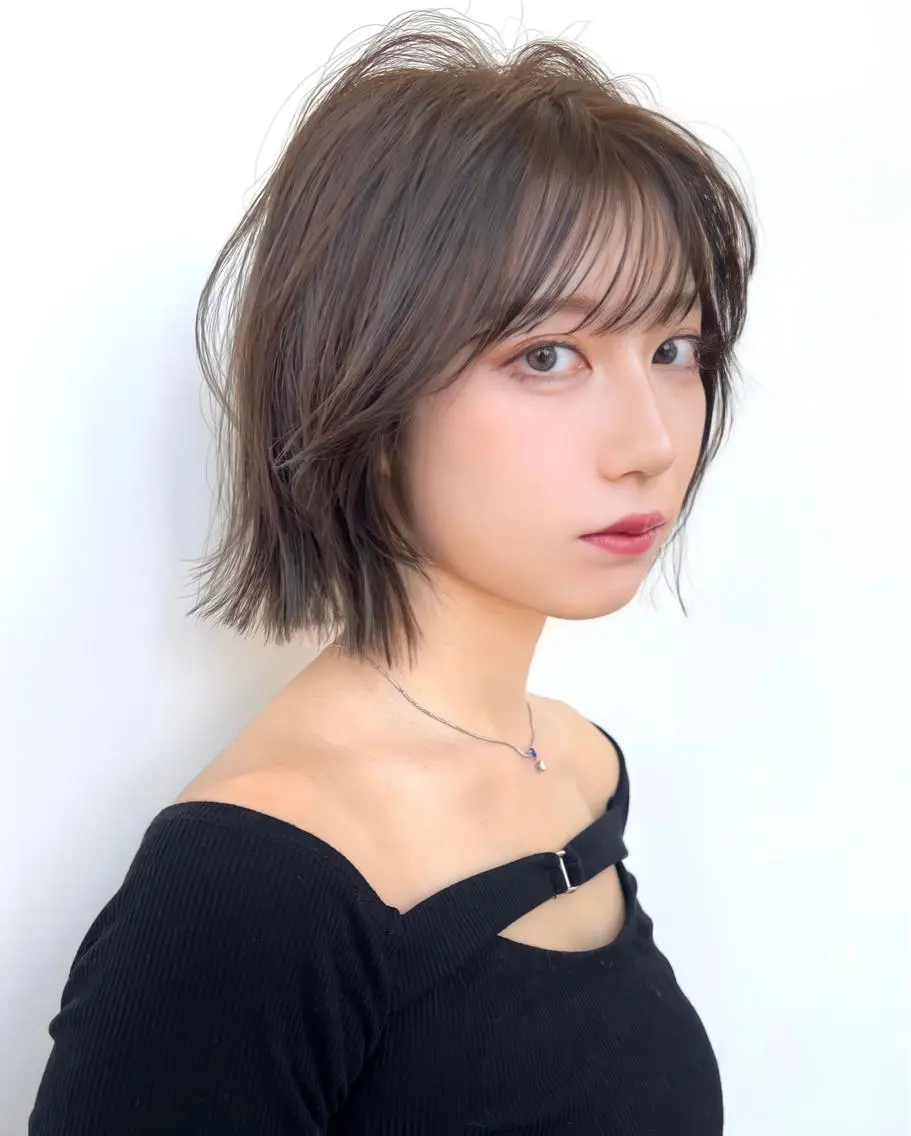 ミディアム カラー 切りっぱなしボブ ベージュカラー ブリーチ グレージュ ハイトーンカラー カット ヘアカラー トリートメント レイヤー専門家 ダブルカラー修のヘアスタイル