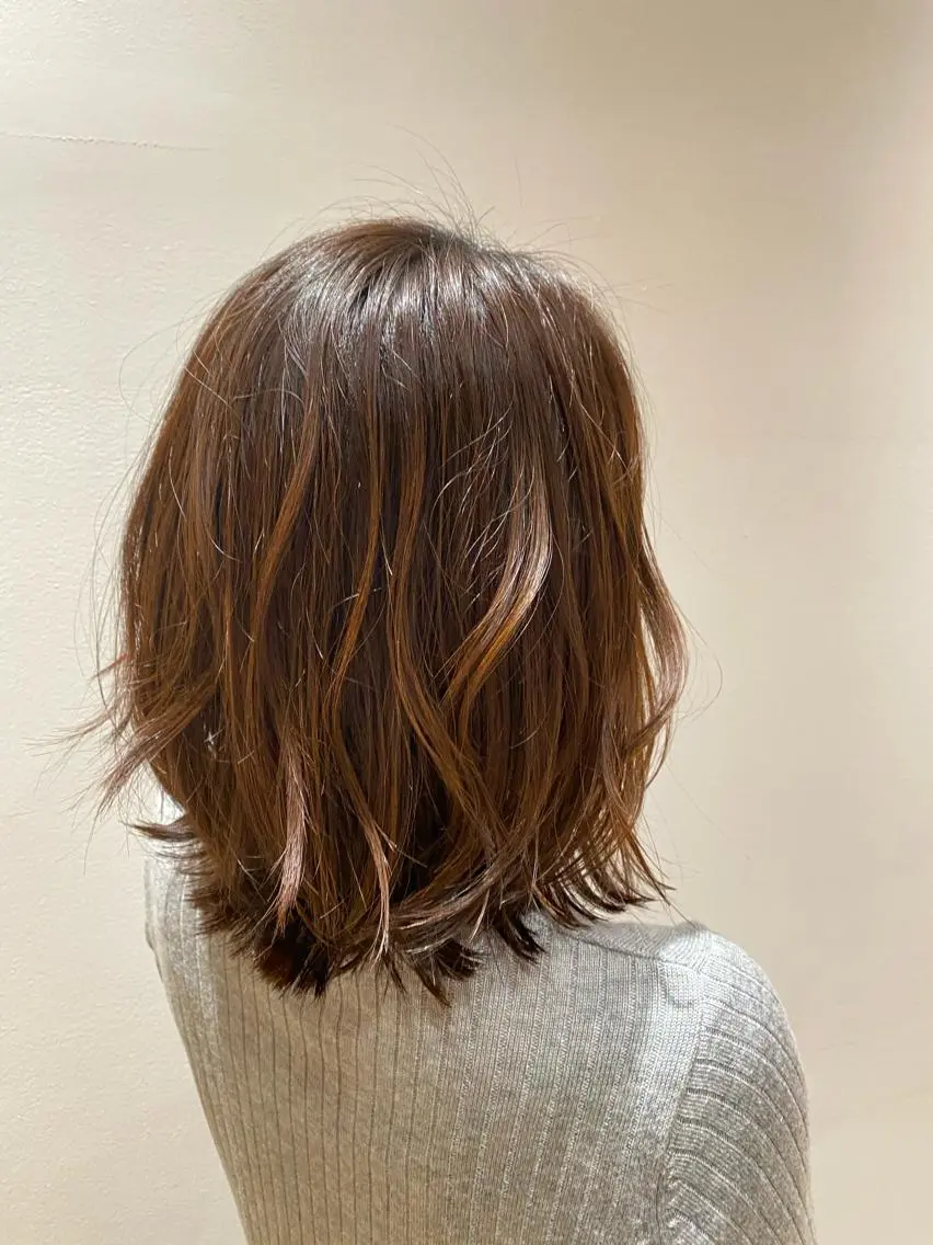 ミディアム レイヤーカット 外ハネヘア 丸田 幹太のヘアスタイル