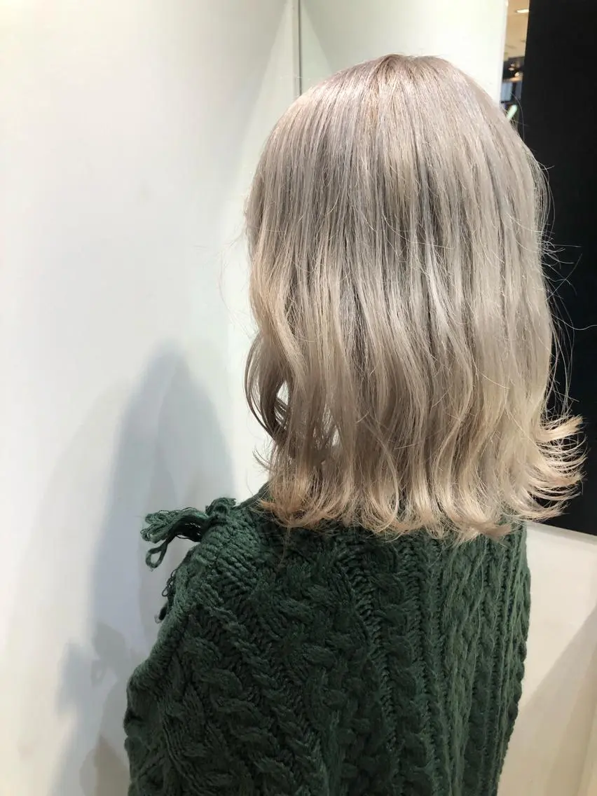 ミディアム カラー ベージュカラー ブリーチ ホワイトベージュ 女性リピ90%🍨 🩷佐藤みずきのヘアスタイル