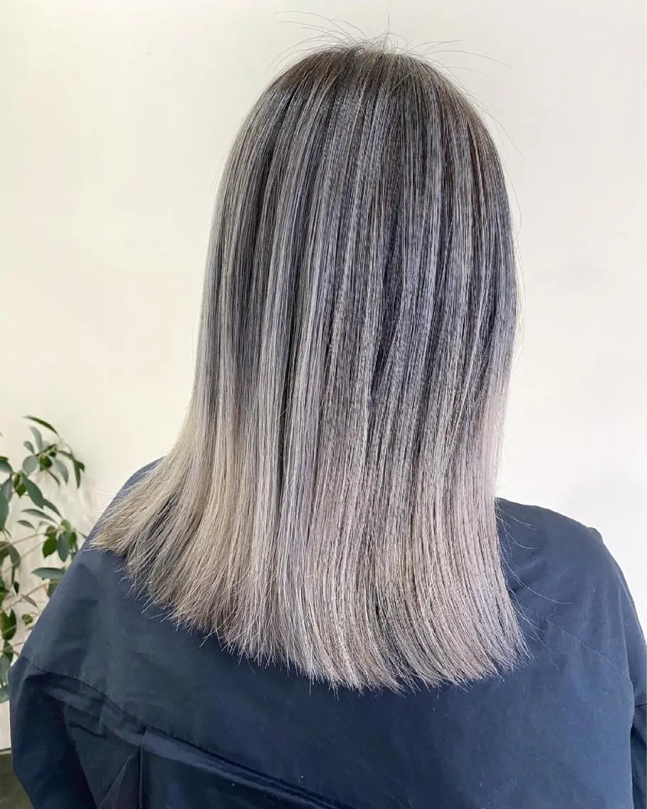 セミロング カラー ヘアカラー トリートメント 服部 樹季のヘアスタイル