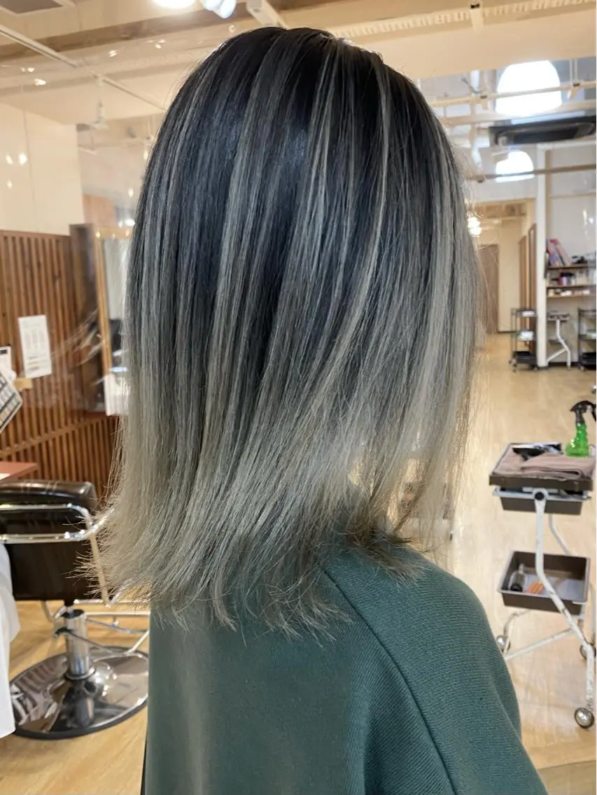 セミロング カラー バレイヤージュ レイヤーカット 白髪ぼかし バレイヤージュ志鎌のヘアスタイル