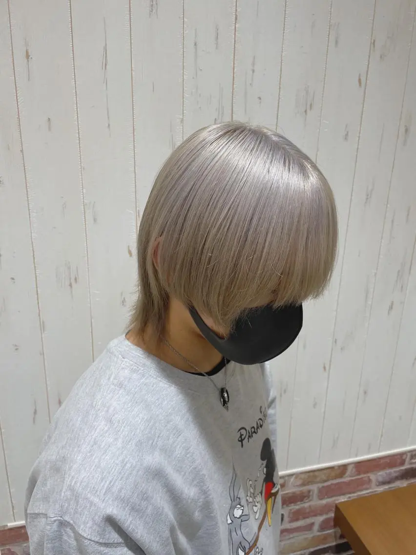 ショート カラー メンズ メンズバレイヤージュ メンズブリーチ メンズハイライト メンズインナーカラー アディクシーカラー カット ヘアカラー 中嶋 紘夢のヘアスタイル