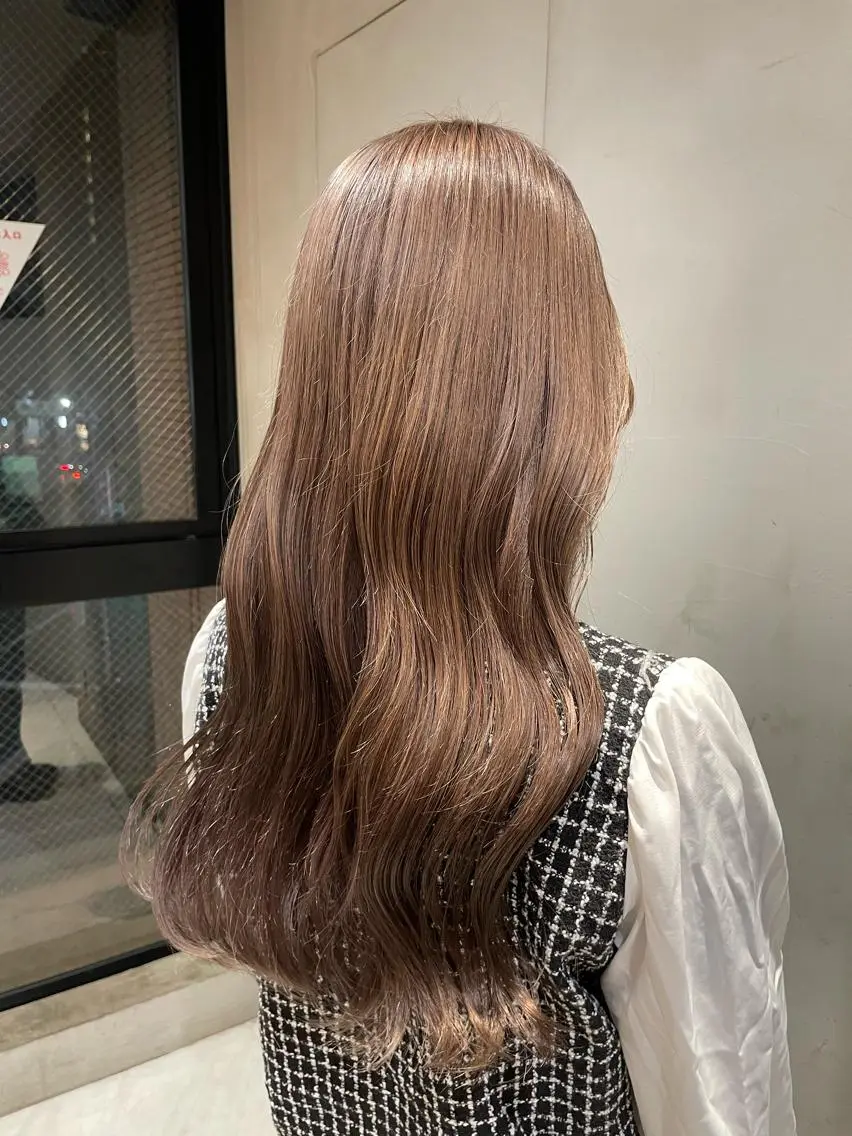 ロング カラー ヘアアレンジ ベージュカラー ブリーチ ケアブリーチ ミルクティーベージュ トリートメント 艶髪/レイヤーカット 🐣misakiのヘアスタイル