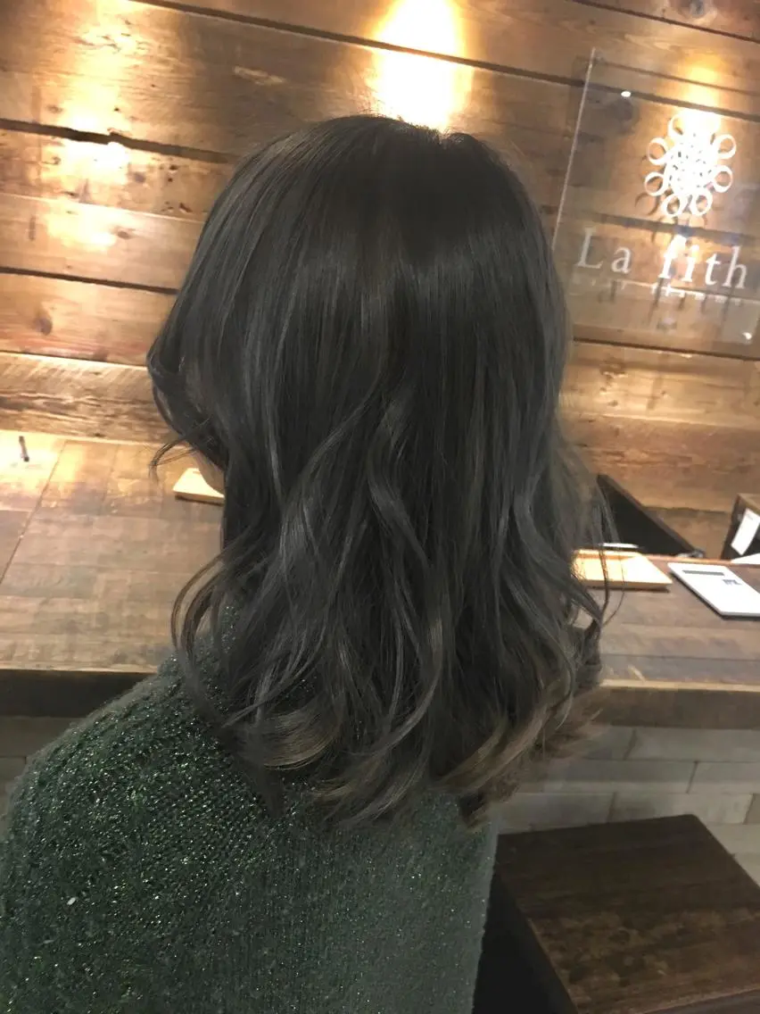 セミロング カラー アッシュ ブリーチ ハイライトカラー シルバー シルバーアッシュ ハイトーン×髪質改善 KENTAのヘアスタイル