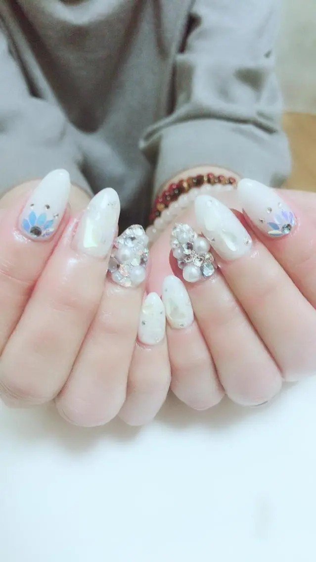 ネイル ホワイト 吉冨 光恵のネイルデザイン