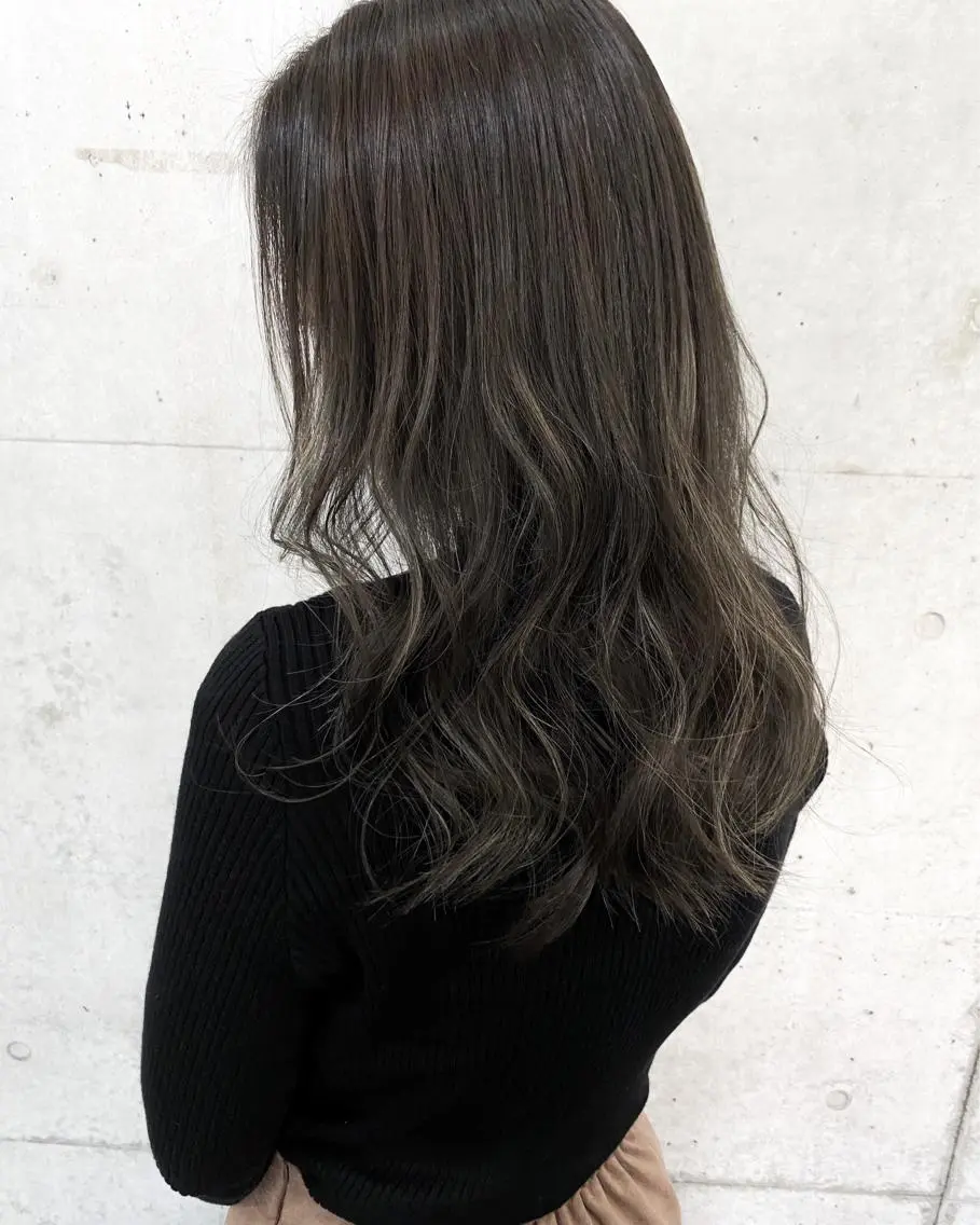 ロング 秋月 亜耶のヘアスタイル