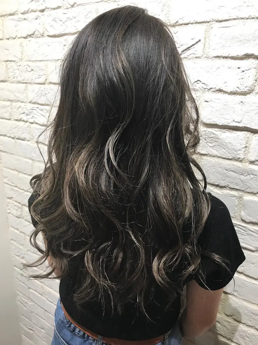 ロング カラー ブリーチ グレージュ Neale.♡ ROLA京橋のマツエク・マツパデザイン