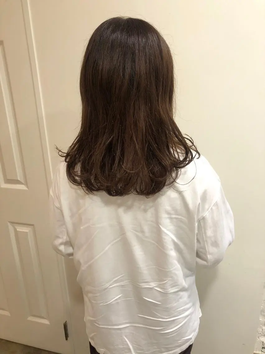 ミディアム カラー カット ヘアカラー トリートメント MIOベージュカラー 柔らかいカラーのヘアスタイル