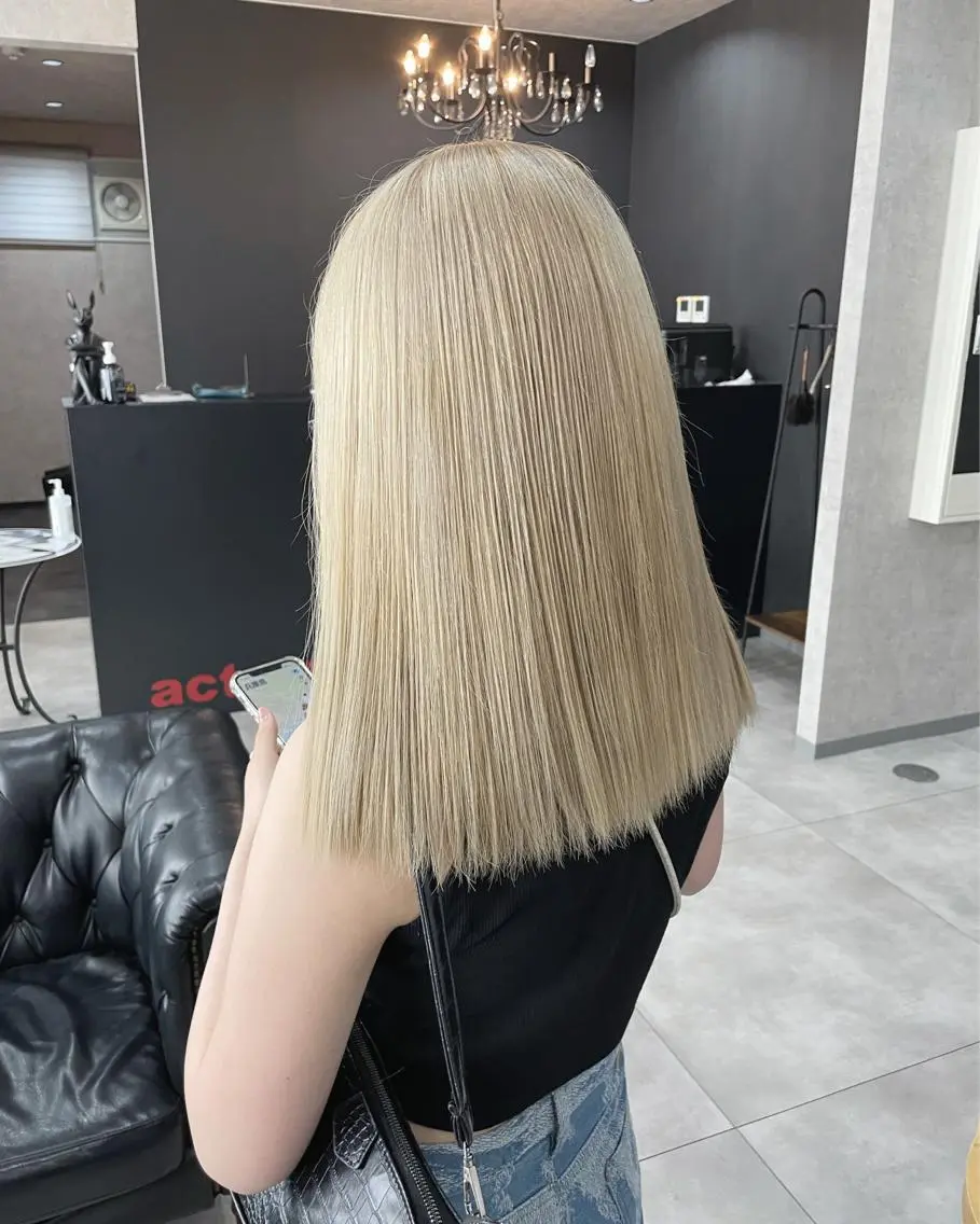 セミロング カラー ブロンド カット ヘアカラー 袴田 伊代のヘアスタイル