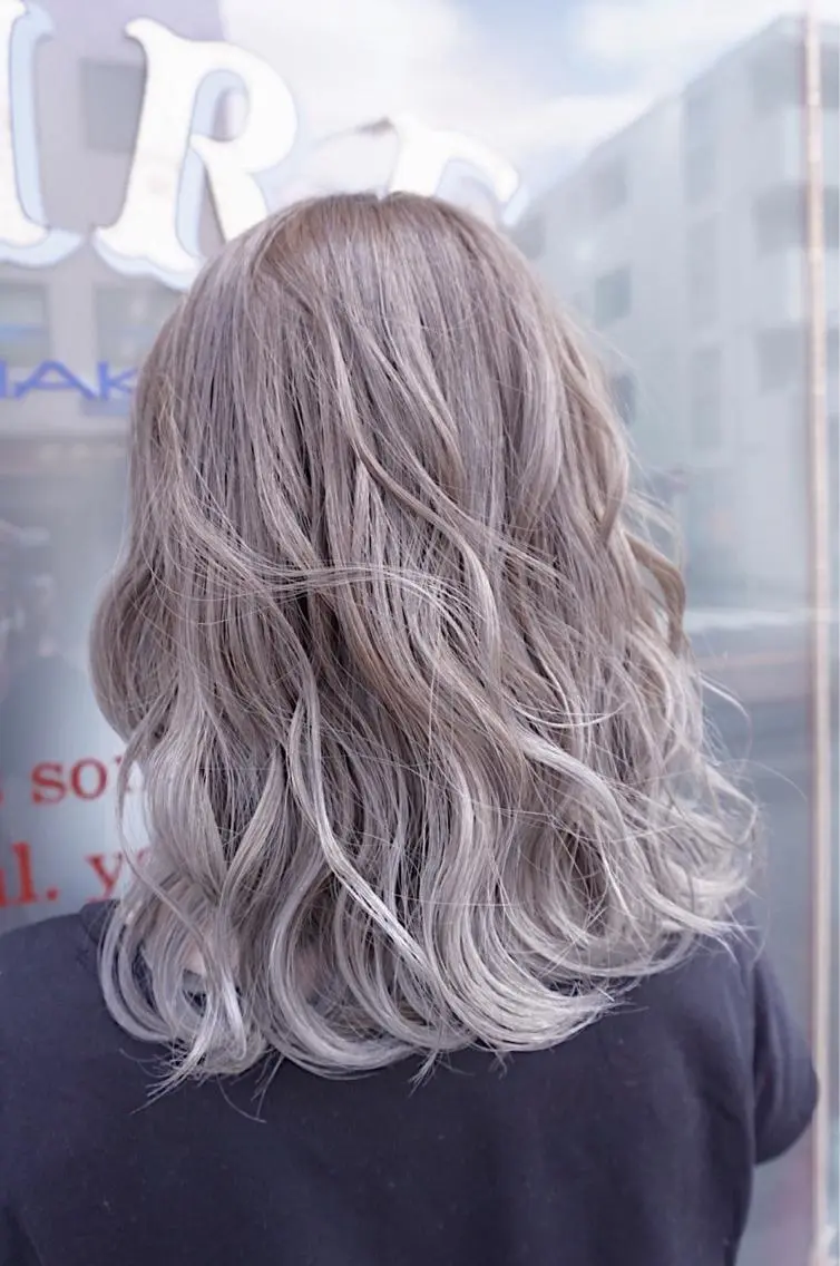 セミロング カラー バレイヤージュ イルミナカラー レイヤーカット 鍋田 和見のヘアスタイル
