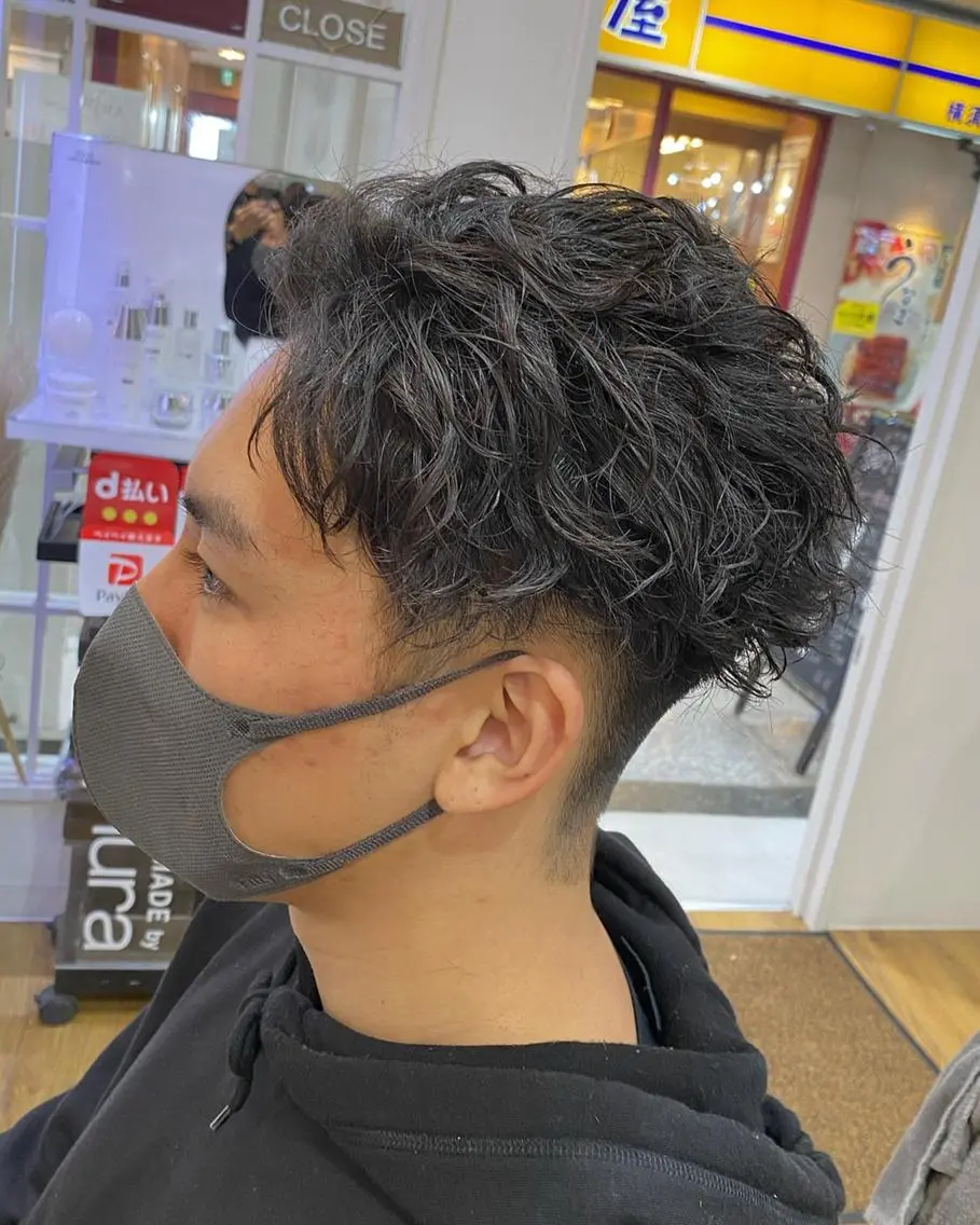 パーマ メンズ センターパート マッシュ メンズパーマ 学生（メンズ向け） メンズツイストパーマ 原田 涼矢のヘアスタイル