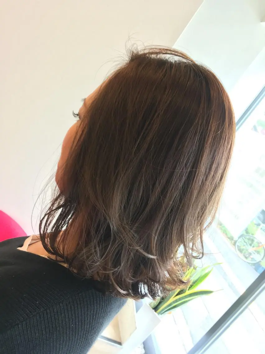 セミロング カラー グレージュ 外ハネヘア コンドウ サラのヘアスタイル