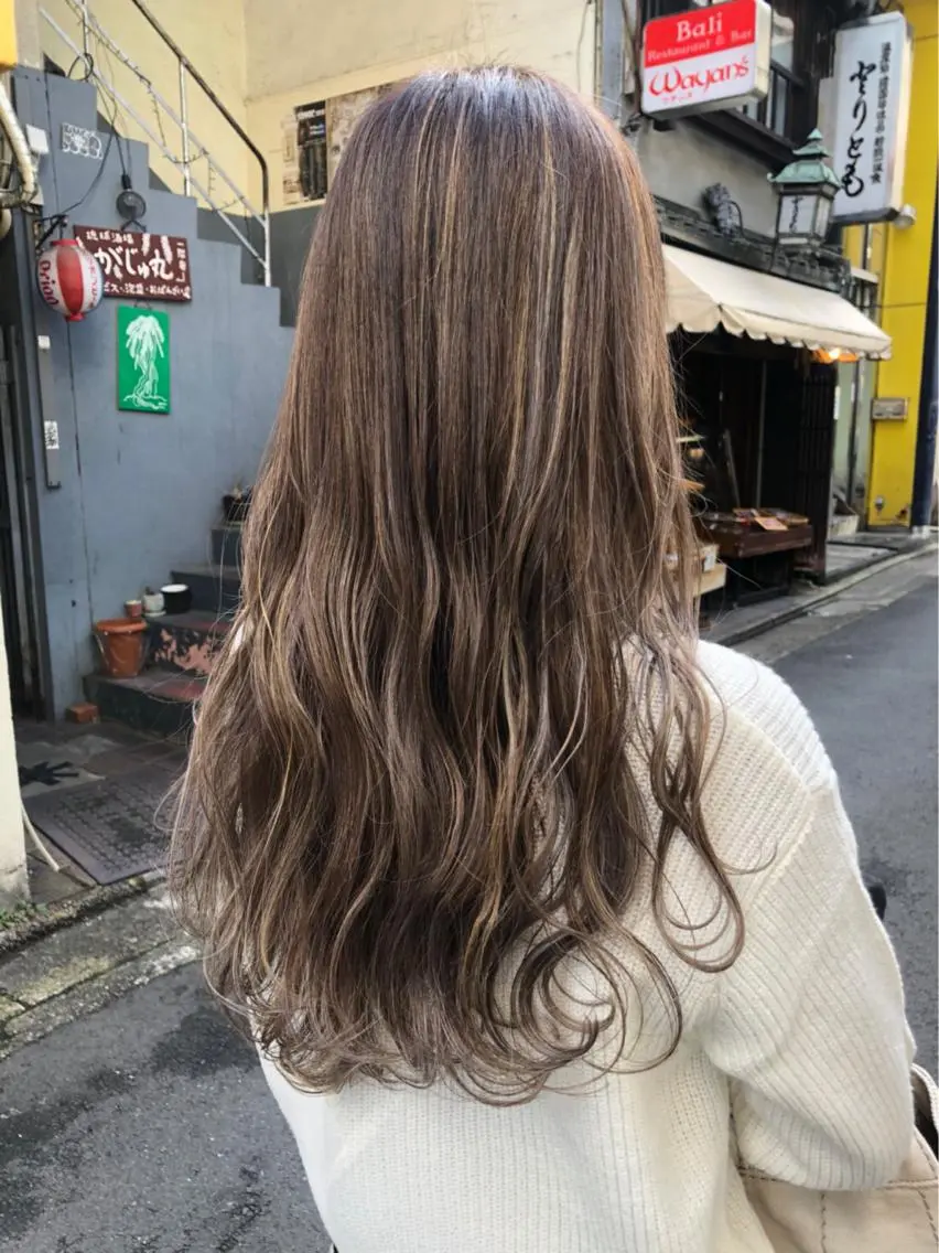 ミディアム カラー ヘアカラー トリートメント レイヤーカット 西村あきやのヘアスタイル