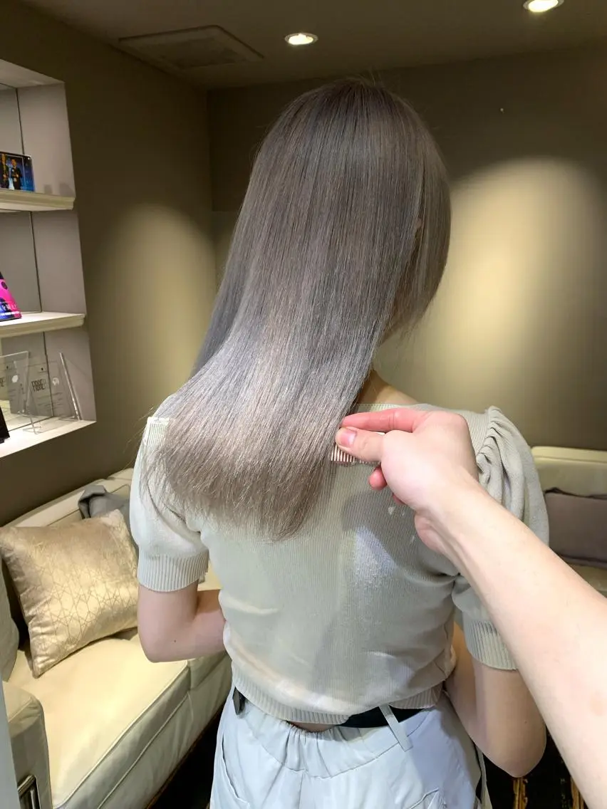 セミロング カラー シルバー 伊藤 りいなのヘアスタイル