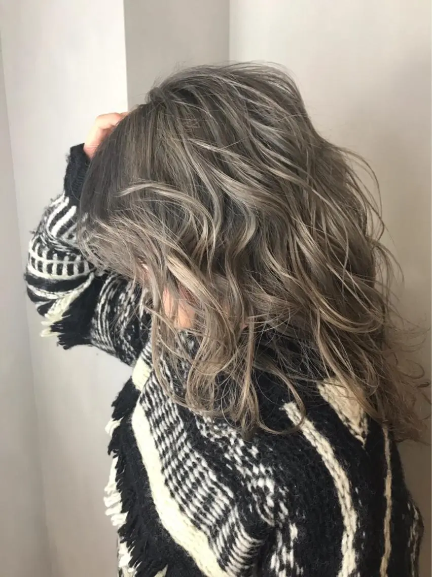 ロング カラー アッシュ ブリーチ ケアブリーチ ハイトーンカラー シルバー ヘアカラー BROCANTE立川 karasawa.nのヘアスタイル