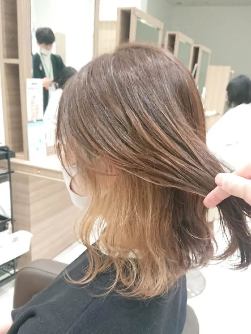 ミディアム カラー ベージュカラー インナーカラー ホワイトベージュ ウルフカット/デザイ ンカラー/あらげのヘアスタイル