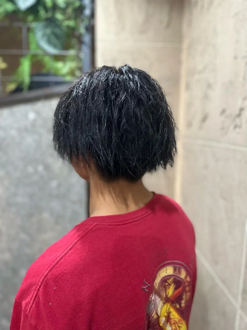 カラー パーマ 黒髪 ブルーカラー ブルーブラック ツイストパーマ 溜一太/似合わせ/ メンズカットのヘアスタイル