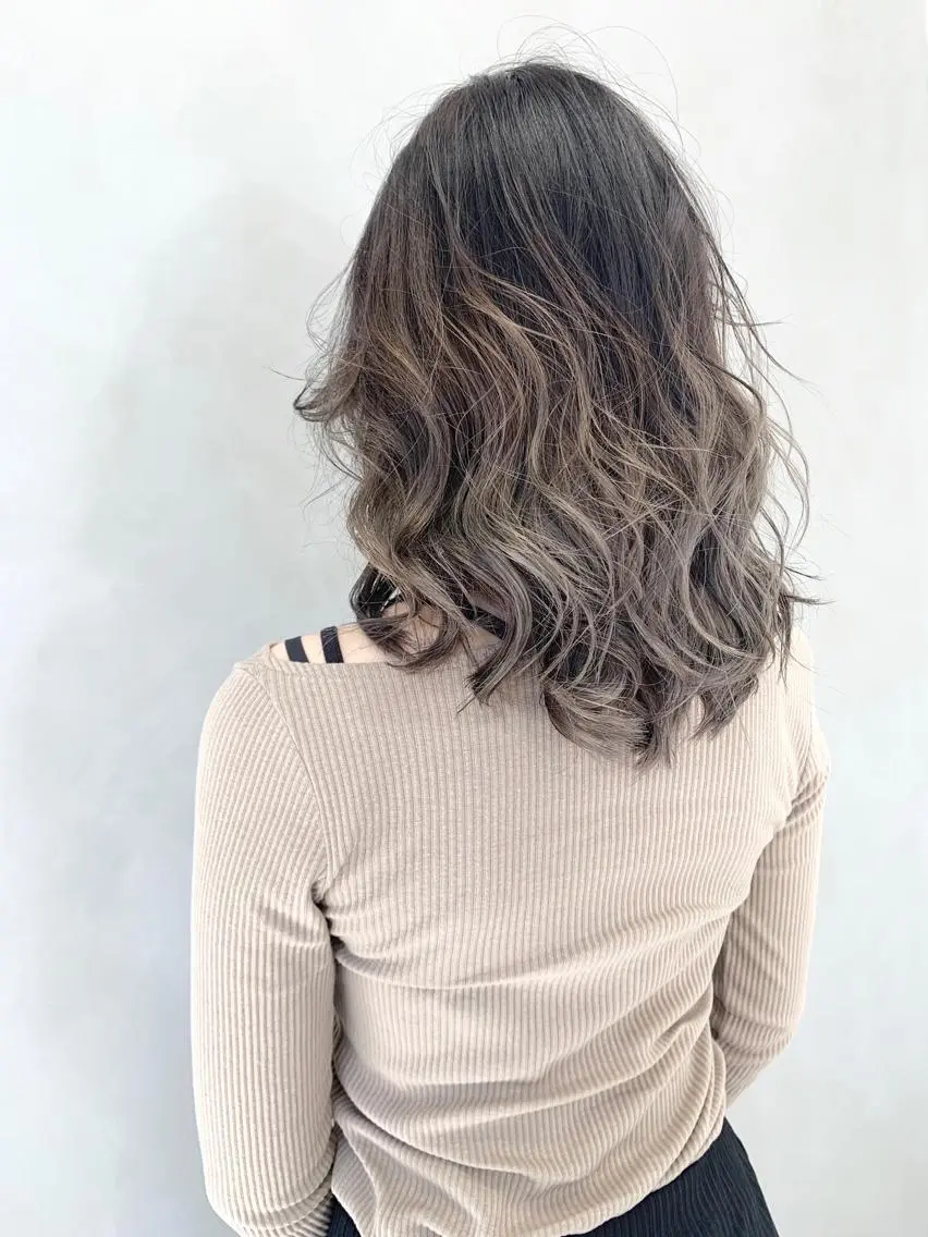 ミディアム カラー ブリーチ グラデーションカラー グレージュ ヘアカラー レイヤー/大人メンズ パーマ🌀 平島拓也のヘアスタイル