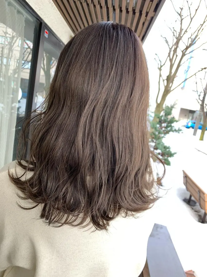 ロング カラー ブリーチ ハイライトカラー ハイライト ヘアカラー トリートメント 艶髪・酸性ストレート フリツのヘアスタイル