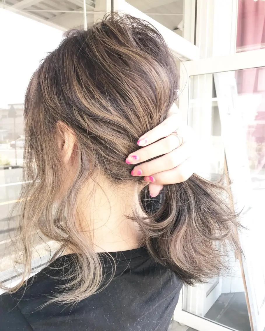 ミディアム カラー ヘアアレンジ お団子ヘア 切りっぱなしボブ バレイヤージュ ブリーチ グラデーションカラー Mariana/ 鶴原-ハイライトのヘアスタイル