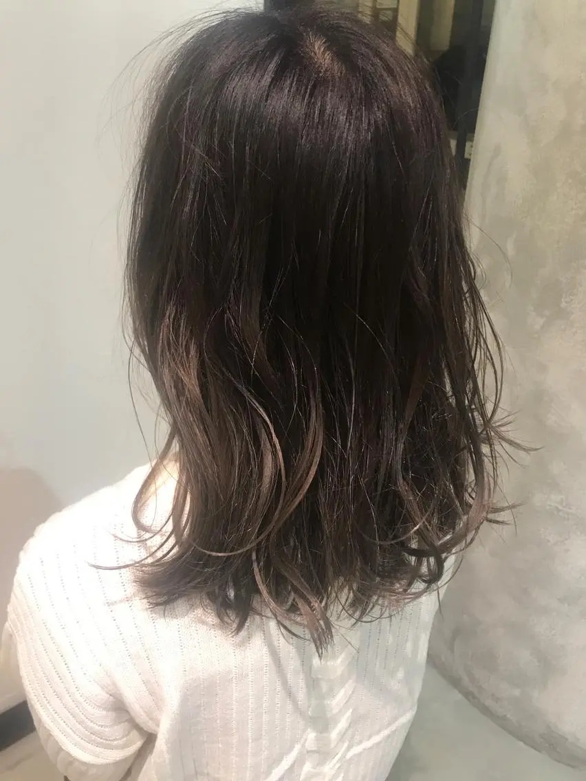 セミロング カラー バレイヤージュ グラデーションカラー レイヤーカット 松村 崇弘のヘアスタイル