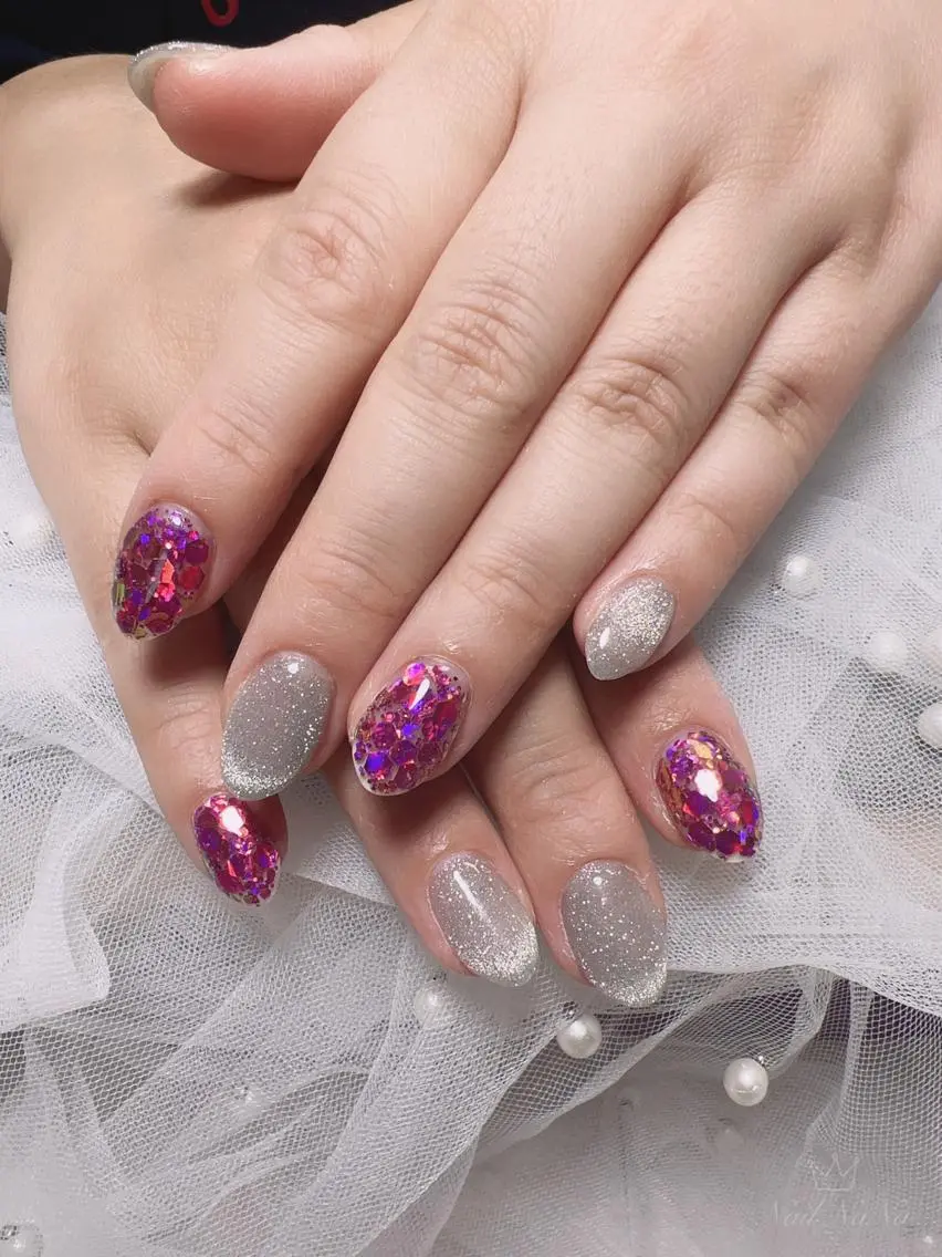 ショート カラー ネイル ピンクカラー シルバー 韓国風ヘア 韓国ネイル ラメ(グリッター) ハンドネイル Nail NaNaのネイルデザイン