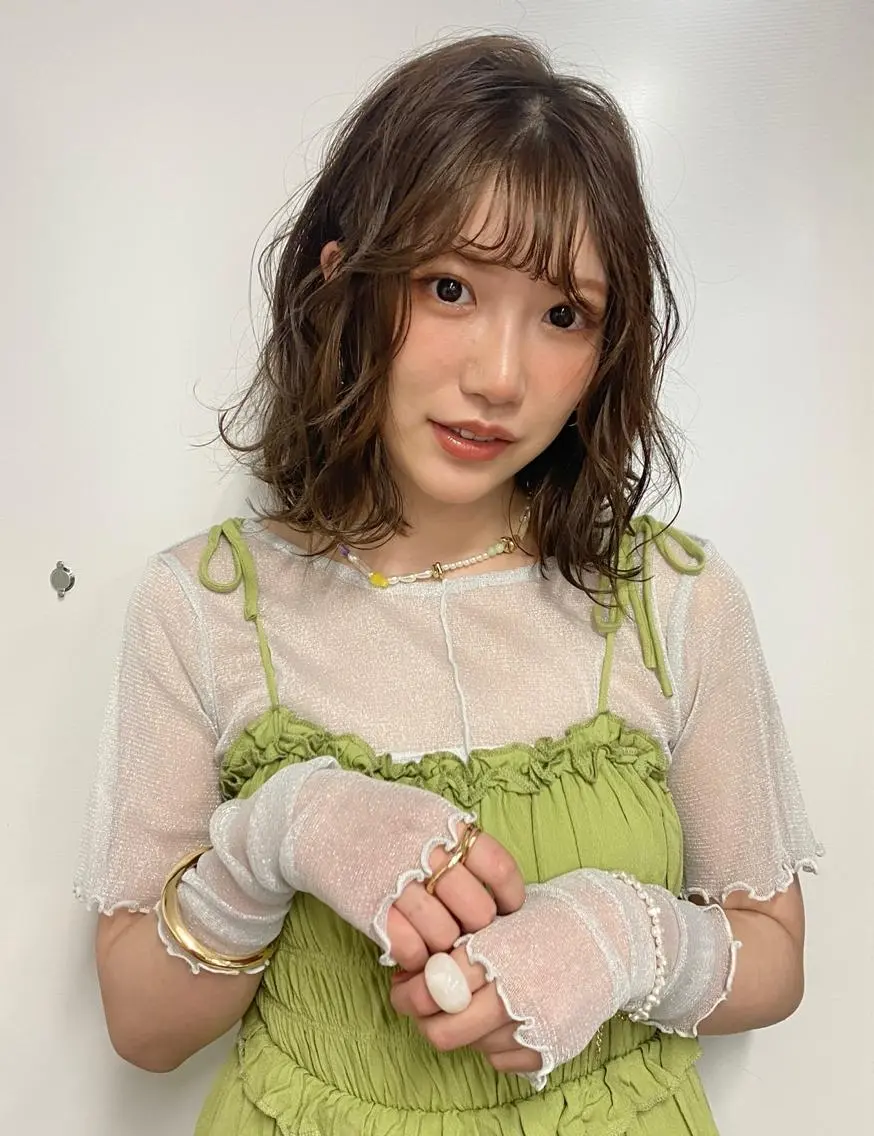 セミロング カラー ブラウンカラー オリーブブラウン Moe モエの眉毛・アイブロウイメージ