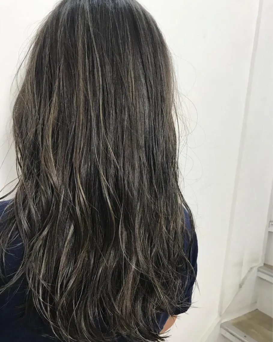 ミディアム カラー ヘアカラー トリートメント レイヤーカット 西村あきやのヘアスタイル