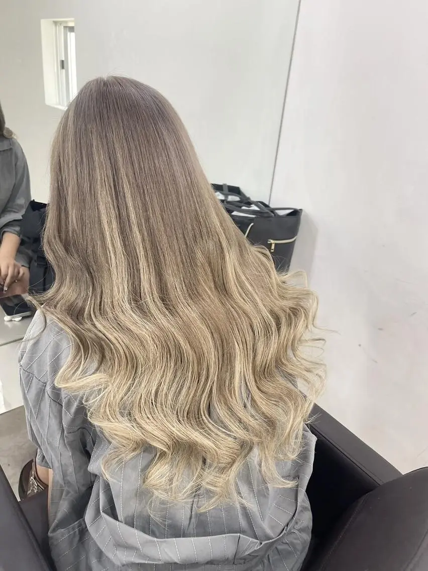 ロング カラー ヘアアレンジ シールエクステ 黒髪 ブリーチ デザインカラー ダブルカラー エクステ¥5000 LuciAカラーのヘアスタイル