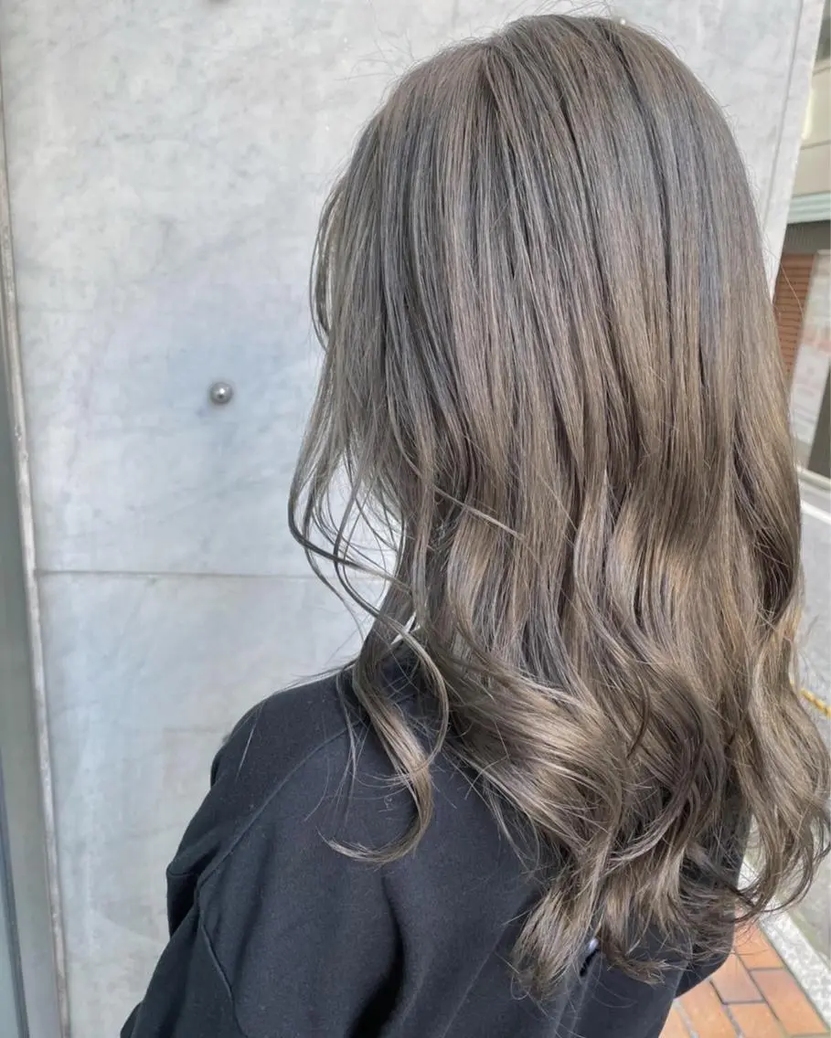 ロング カラー グレージュ ミルクティーグレージュ RU RIのヘアスタイル