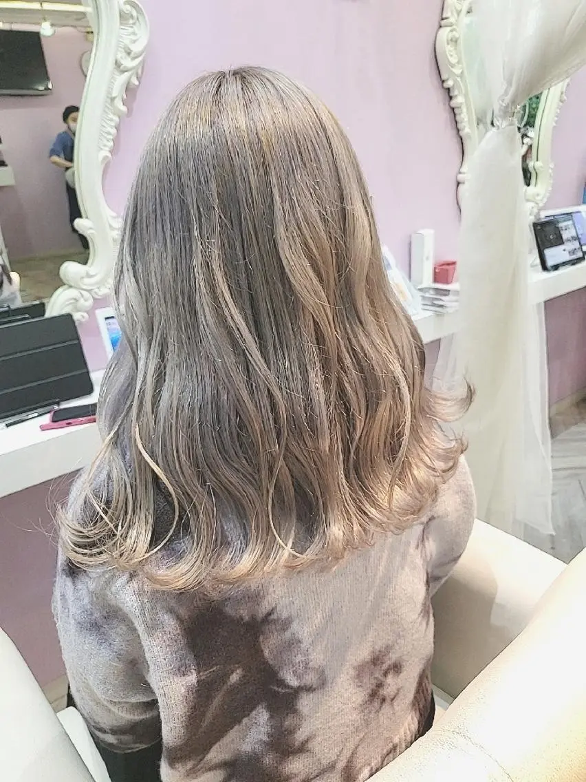 ミディアム カラー ヘアアレンジ シルバー ホワイトシルバー ヘアカラー トリートメント ナカシマ  アユミのヘアスタイル