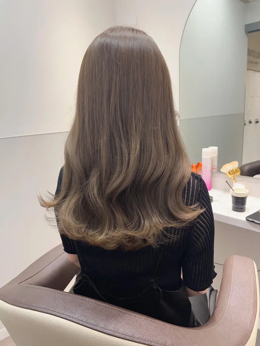 セミロング ハイライト ヘアカラー トリートメント 韓国モテhair🍑 momoのヘアスタイル