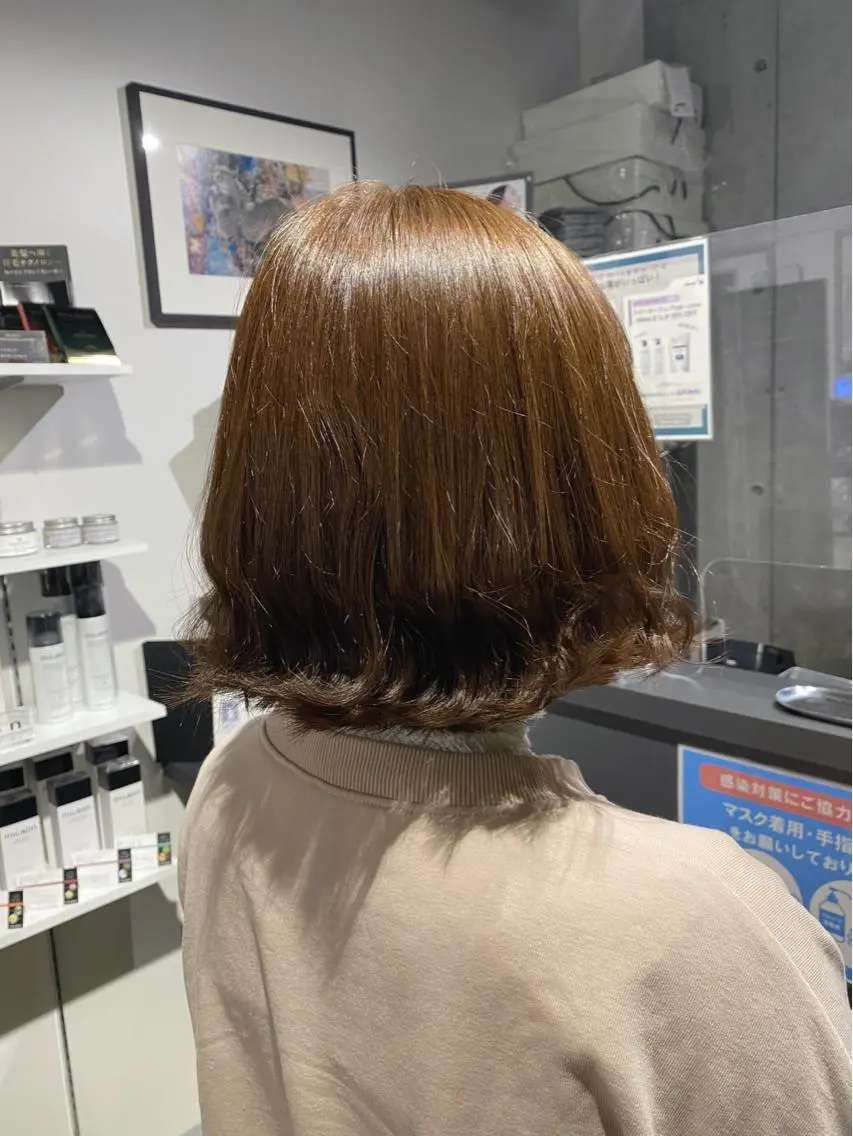 カラー 根本 真奈のヘアスタイル