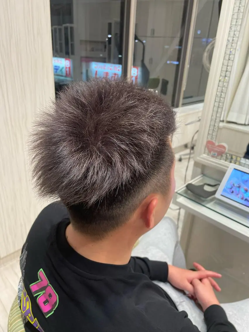 カラー メンズ シルバー 飯塚 愛美のヘアスタイル