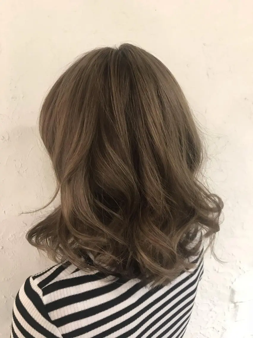 ミディアム カラー アッシュ ハイライトカラー ハイトーンカラー ハイライト 伊藤 優希のヘアスタイル