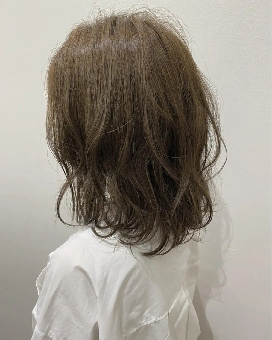 ミディアム カラー 石田 優菜のヘアスタイル