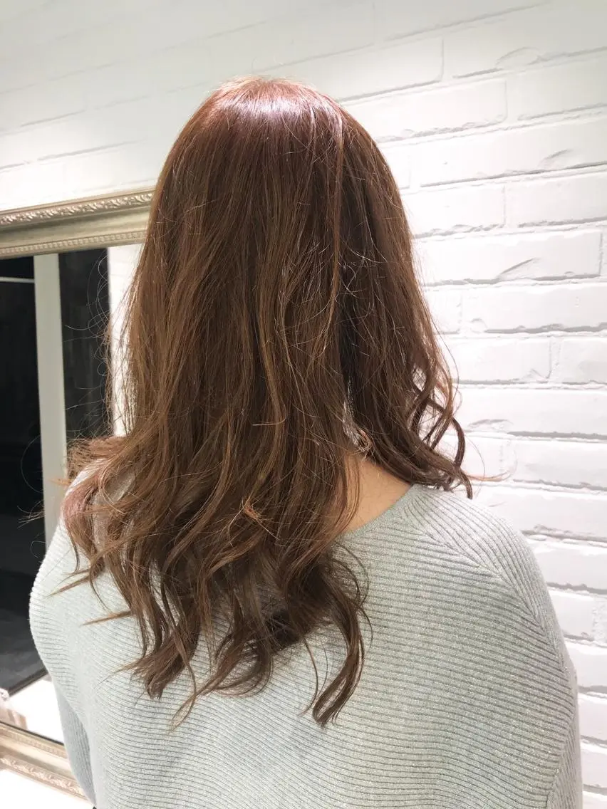 ロング カラー ベージュカラー ブリーチ ミルクティーベージュ ブリーチなしカラー ロング カット ヘアカラー トリートメント Renatus店長 金子裕美のヘアスタイル