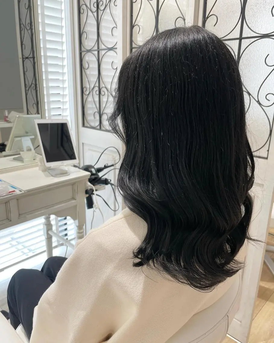 ミディアム カラー パーマ ヘアアレンジ メンズ キッズ ネイル マツエク・マツパ 黒髪 ブルーカラー ブルーブラック 透明感カラー ブルー 🫧垢抜けヘア🫧 SHIORIのヘアスタイル