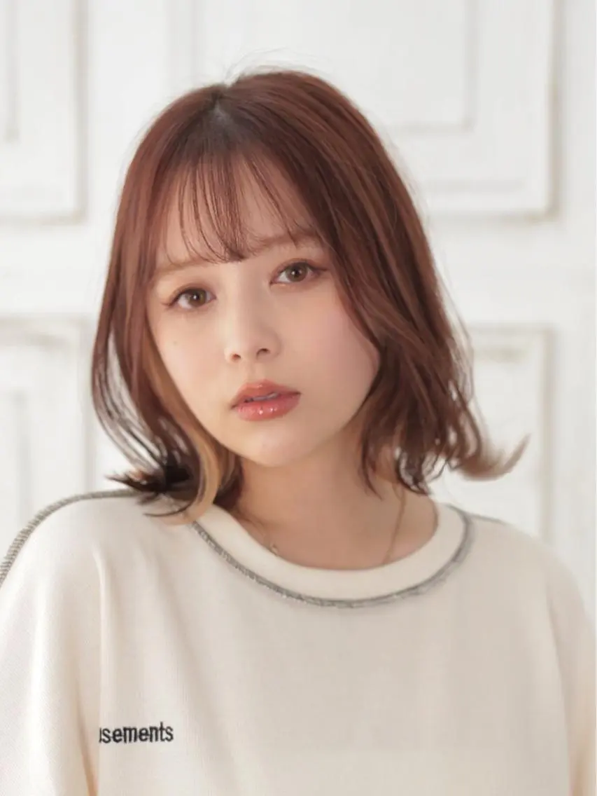 ミディアム カラー パーマ ショートボブ ブリーチ ケアブリーチ 透明感カラー ダブルカラー カット ヘアカラー ショートのための 曲がる縮毛矯正のヘアスタイル