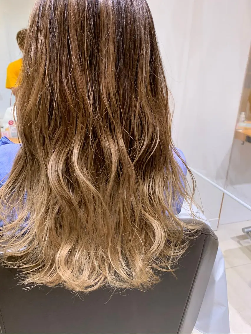 ロング ARMONY秋山輝也 コテ巻き風パーマ特化のヘアスタイル