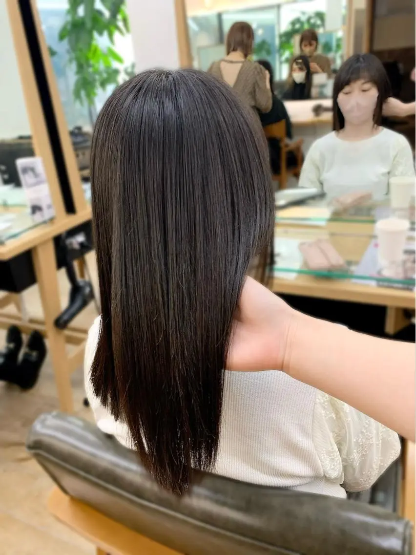 セミロング カラー パーマ ヘアアレンジ メンズ キッズ ネイル マツエク・マツパ アイブロウ カット トリートメント レイヤーカット／ 巻ける縮毛矯正のヘアスタイル