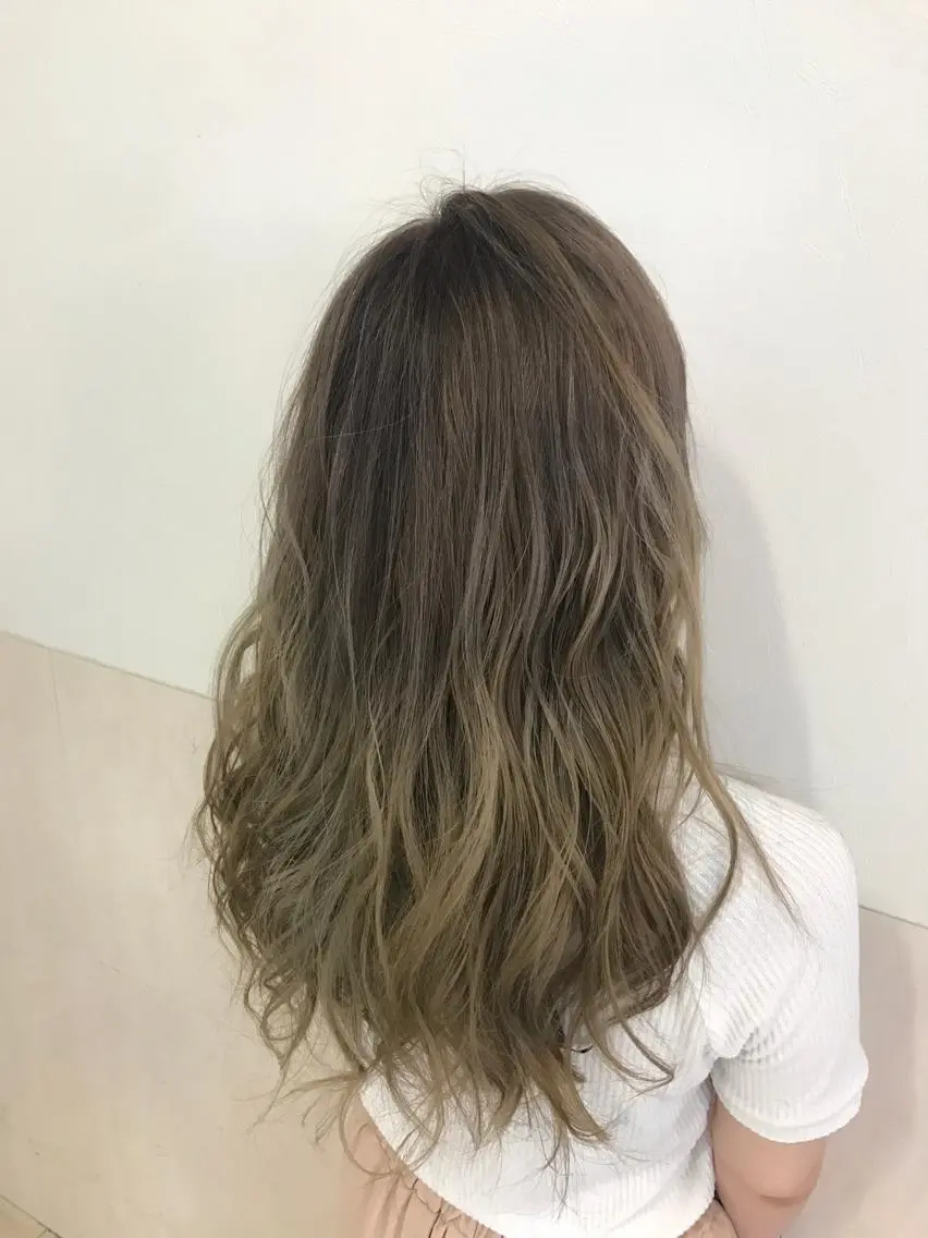 ロング カラー ブリーチ グレージュ カット ヘアカラー Oopsレイヤー 加藤澄都のヘアスタイル