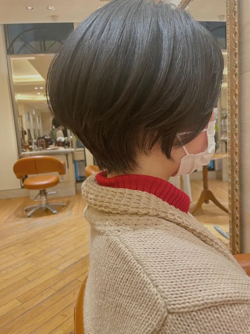 ショート ショートボブ 丸みショート ボブ ショートヘア 白髪ぼかしハイライト 脱白髪染めのヘアスタイル