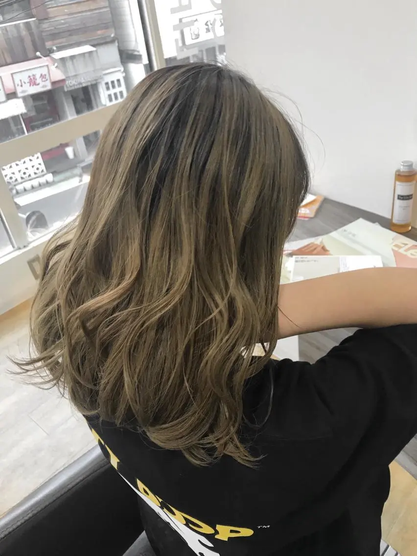 ミディアム カラー パーマ バレイヤージュ ベージュカラー ブリーチ ダブルカラー オリーブベージュ ARISA 学芸大学/海外ヘアのヘアスタイル