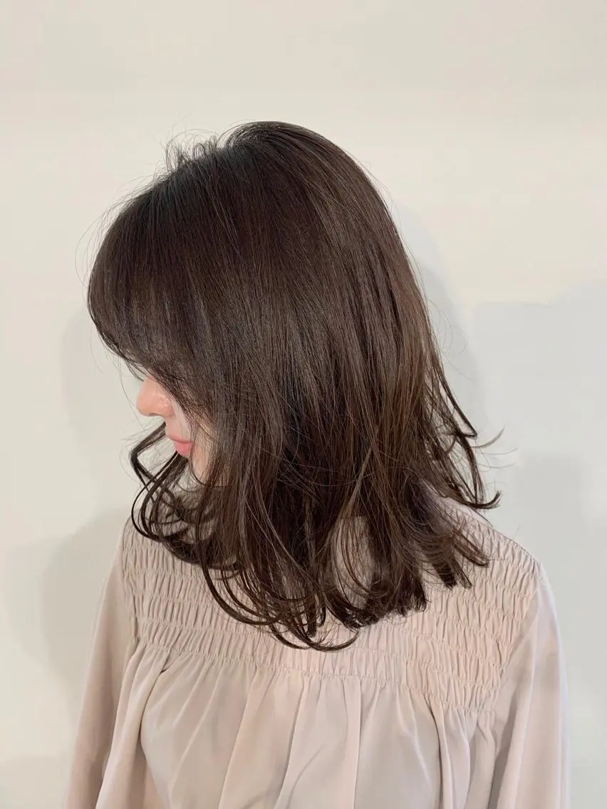 セミロング カラー パーマ ヘアアレンジ グレージュ パープルカラー パープルグレージュ 加藤 綾華のヘアスタイル