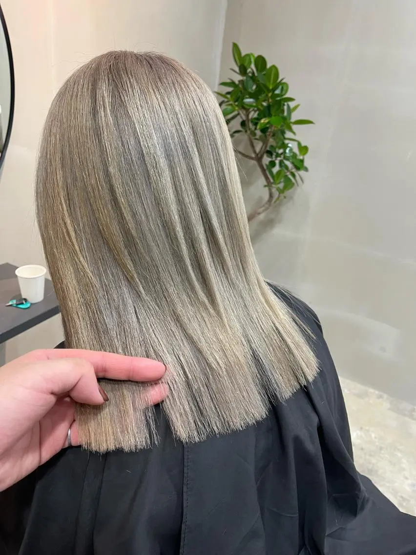 セミロング カラー ブリーチ 縮毛矯正 阪田 素規のヘアスタイル